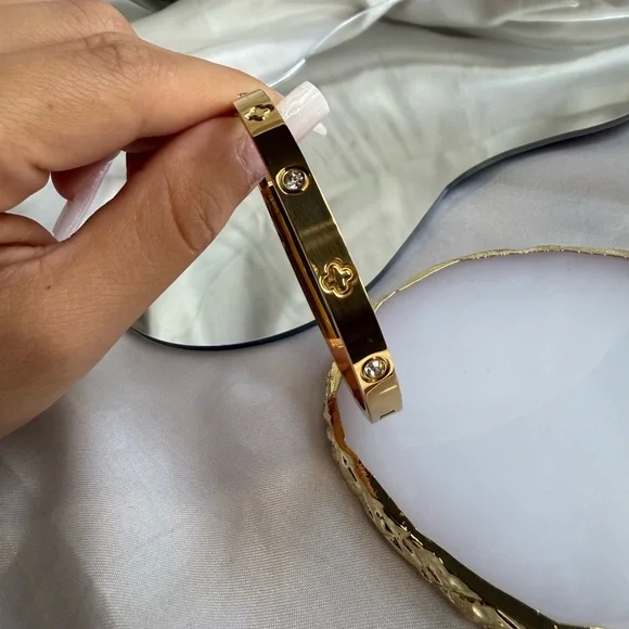 Stainless steel Gold Bracelet
Wedding jewelry - Picture 4 of 14